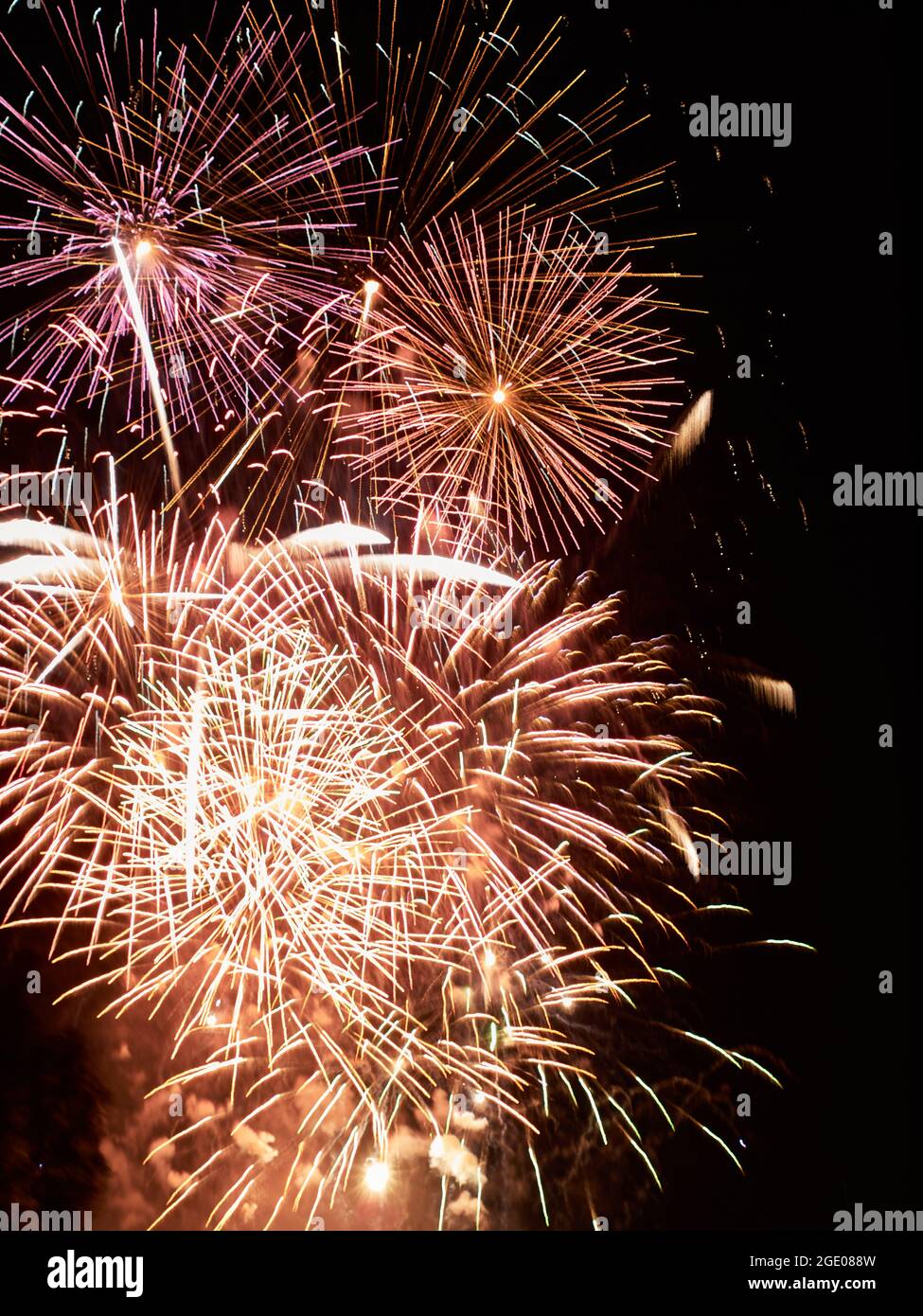 Feu d'artifice château dans la célébration des fallas de Valence dutante la nuit de la nit de la FOC Banque D'Images