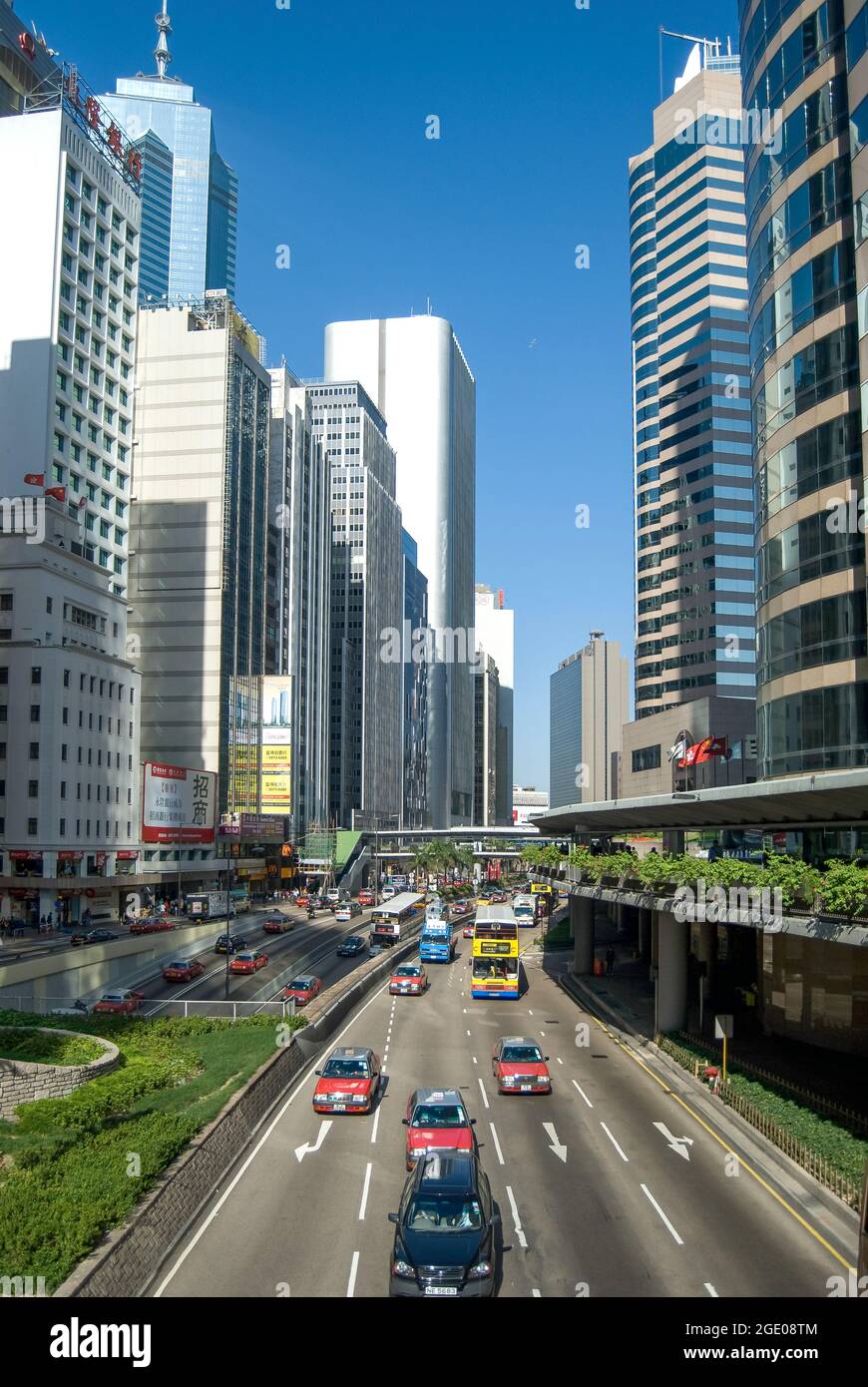 Trafic et bâtiments de grande hauteur, Connaught Road Central, Sheung WAN, Victoria Harbour, Hong Kong Island, Hong Kong, République populaire de Chine Banque D'Images