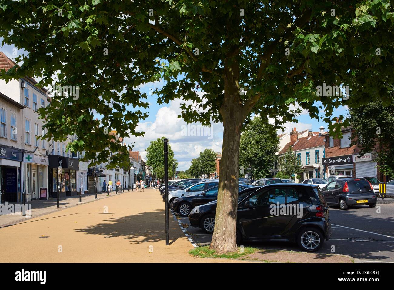 Boutiques et piétons le long de High Street dans le centre-ville d'Epping, Essex, sud de l'Angleterre Banque D'Images