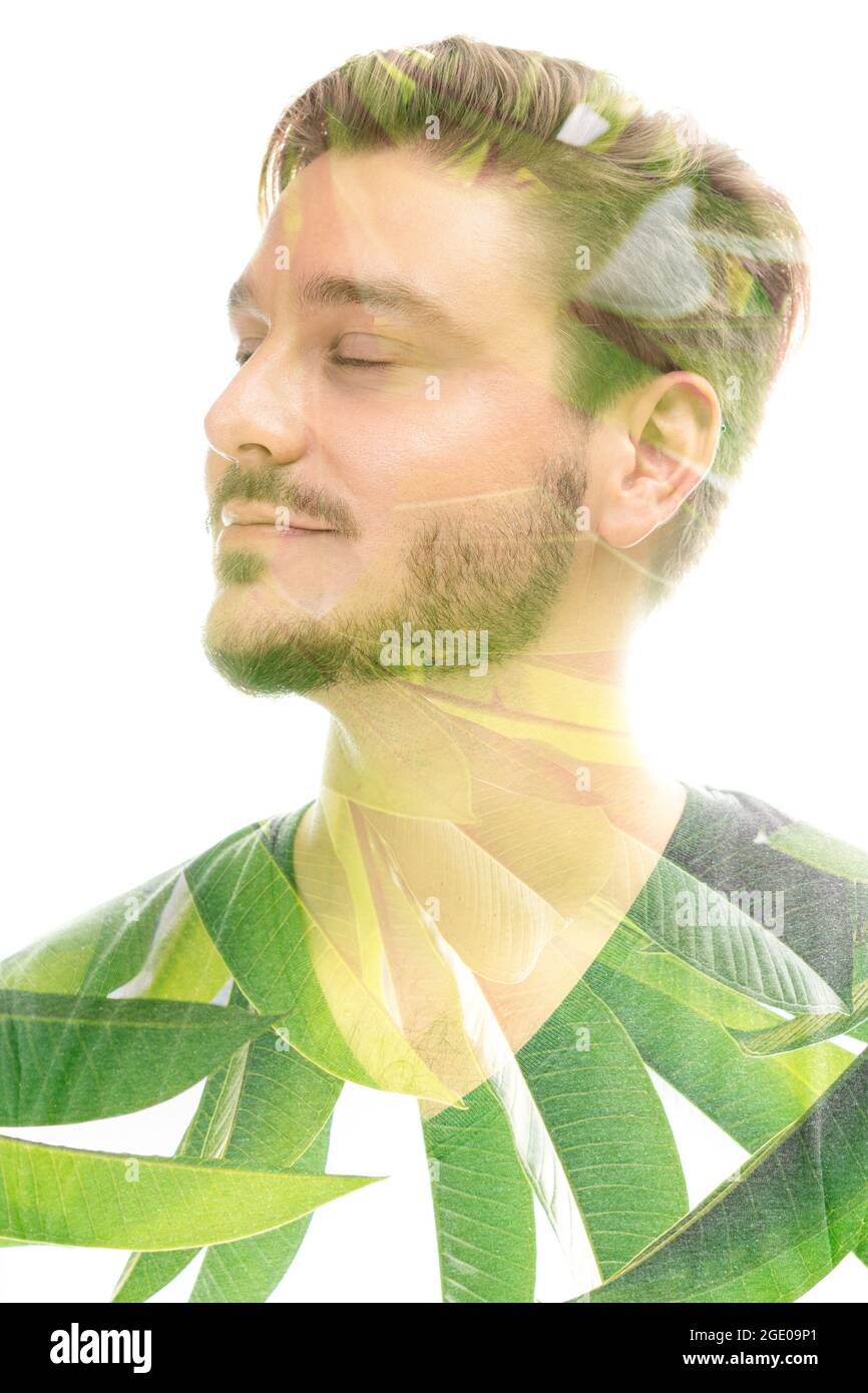 Un portrait d'un homme combiné avec des feuilles tropicales Banque D'Images
