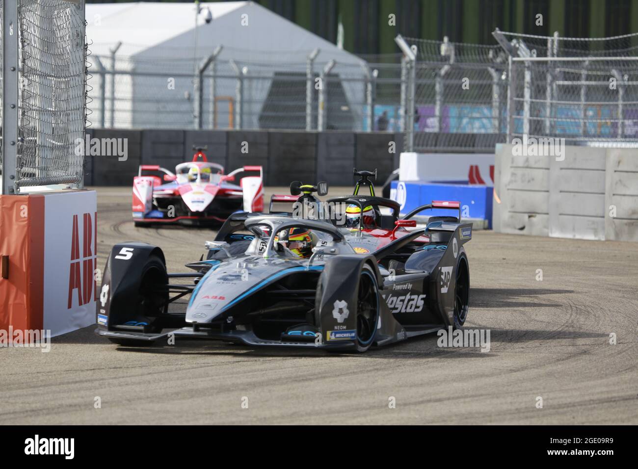 08/15/2021, Berlin, Allemagne, Stoffel Vandoorne (Mercedes-Benz EQ) à la course. Norman OTAN de l'écurie ROKiT Venturi Racing remporte la dernière course de Formule E 2021 à Berlin. Oliver Rowland, de l'équipe Nissan-e.dams, remporte la deuxième place et Stoffel Vandoorne, de l'équipe Mercedes-Benz EQ, la troisième. Le BMW i Berlin E-Prix présenté par CBMM Niobium est la finale de la saison 2020/21 à Berlin avec une double course. Banque D'Images