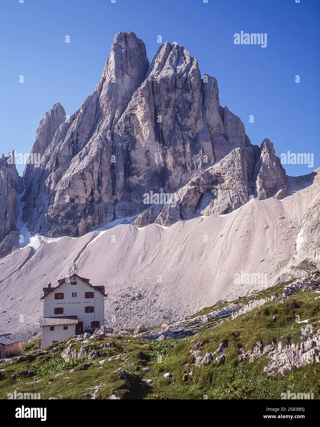 C'est le refuge de montagne Rifugio Comici-Zsigmondy appartenant au Club alpin italien CAI avec le pic formidable du Zwolferkogel dans la région des Dolomites Sexton-Sesto, l'Alto Adige du Sud Tyrol, non loin de la station balnéaire de Cortina d'Ampezzo Banque D'Images