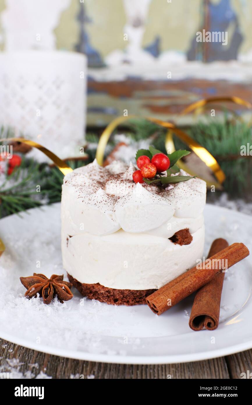Delicieux Gateau Sur La Plaque Avec De La Cannelle Et D Anis Etoile Sur Decoration De Noel Photo Stock Alamy