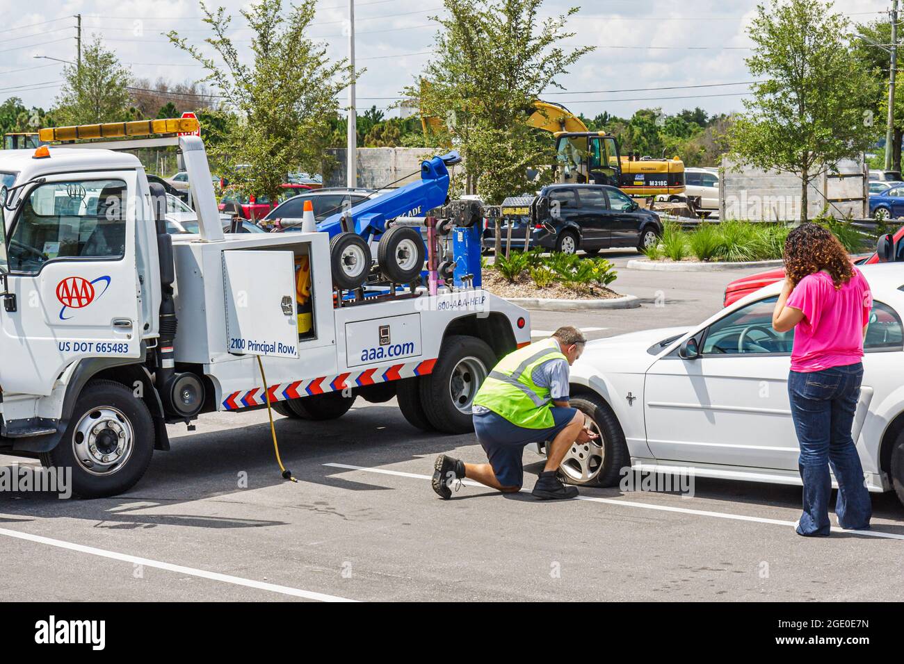 Orlando Florida,AAA American automobile Association car remorquage camion,camion homme femme femme femme pneu plat assistance routière, adhésion route d'urgence Banque D'Images