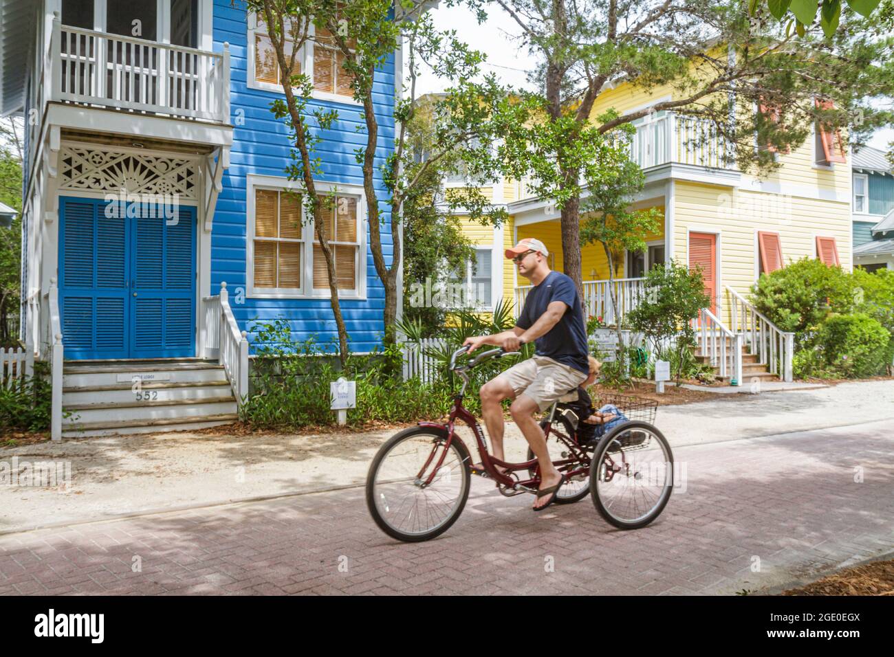 Florida Seaside Master-planifié communauté Beach cottages, homme résident tricycle d'équitation, Banque D'Images