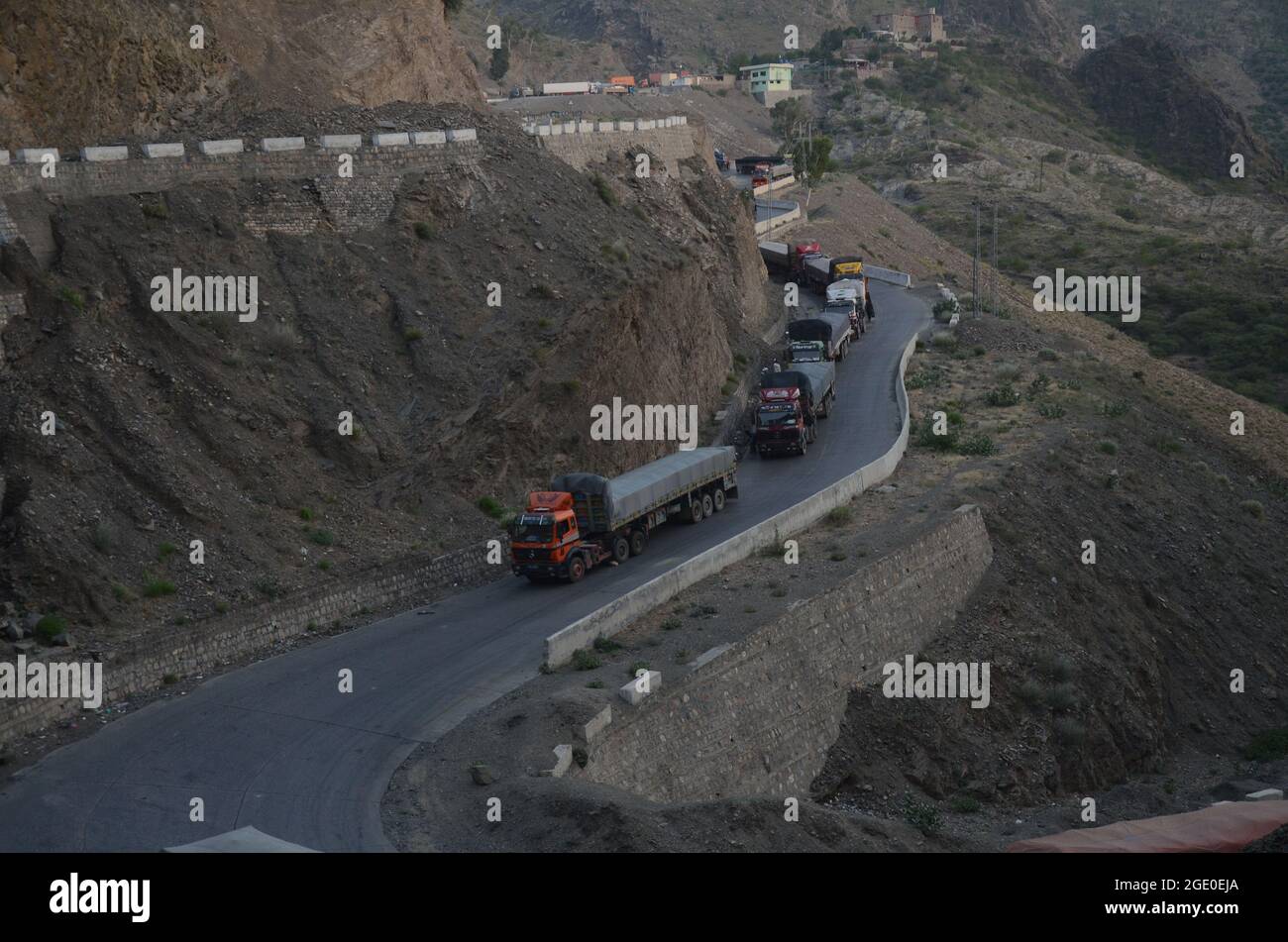 Peshawar, Pakistan. 15 août 2021. Le poste frontalier entre l'Afghanistan et le Pakistan a été « complètement scellé » par les autorités pakistanaises, a confirmé un haut responsable de la frontière au poste frontalier de Torkham, dans la province pakistanaise de Khyber Pakhtunkhwa. La frontière de Torkham est complètement fermée en raison de l'arrivée des talibans, avec des embouteillages et des camions garés. Crédit : Pacific Press Media production Corp./Alay Live News Banque D'Images