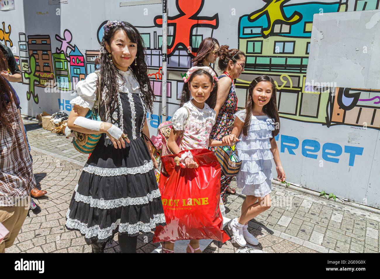 Tokyo Japon, Harajuku Takeshita Dori Street, shopping femme japonaise mère, filles filles enfants fille filles art mural marche Banque D'Images