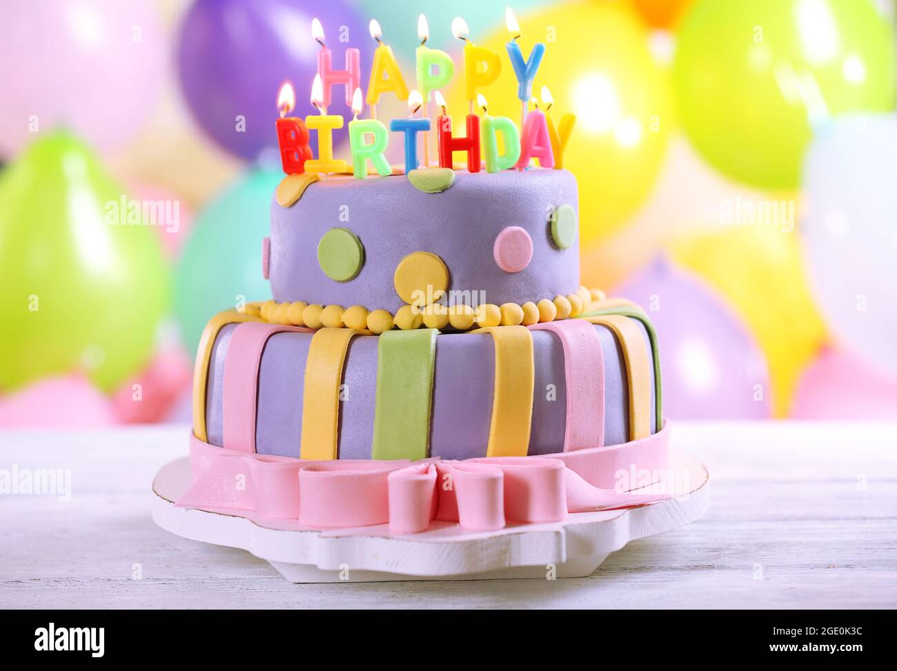 Delicieux Gateau D Anniversaire Sur Fond Lumineux Photo Stock Alamy