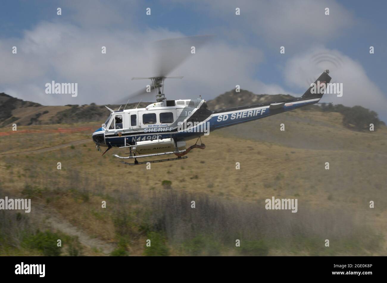 L'hélicoptère 10 Sheriffs de San Diego prend son envol à bord du camp de base du corps des Marines Pendleton Banque D'Images