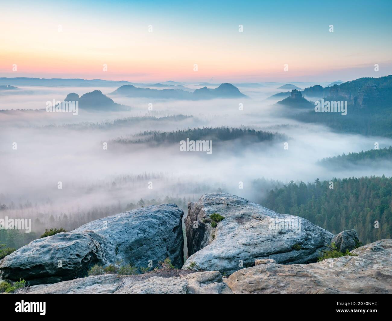 Très populaire vue sur Kleiner Winterberg, belle vue du matin sur le bord de grès dans la vallée profonde de la brume en Suisse saxonne, parc naturel en Allemagne. Riche Banque D'Images