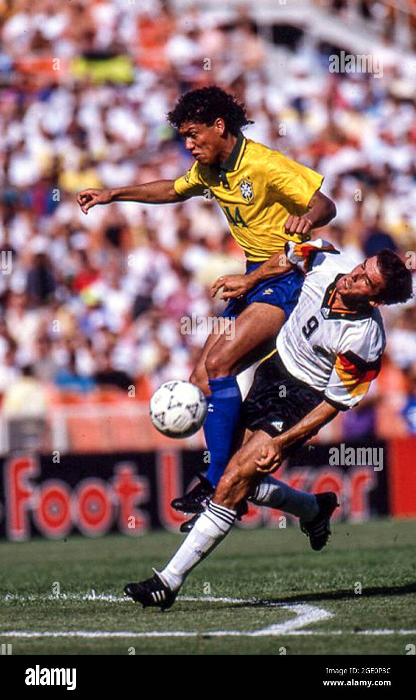 Márcio Santos, du Brésil, s'écrase sur Karl-hienz Riedle, de l'Allemagne, lors d'un match international au stade RFK à Washington DC Banque D'Images