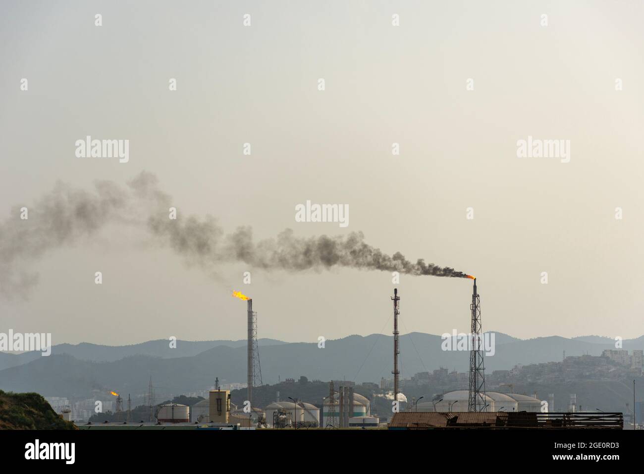 Incendie d'une torche à gaz dans une grande usine de raffinage de l'industrie pétrolière dans le nord de l'Algérie, raffinerie de pétrole à Skikda. Banque D'Images