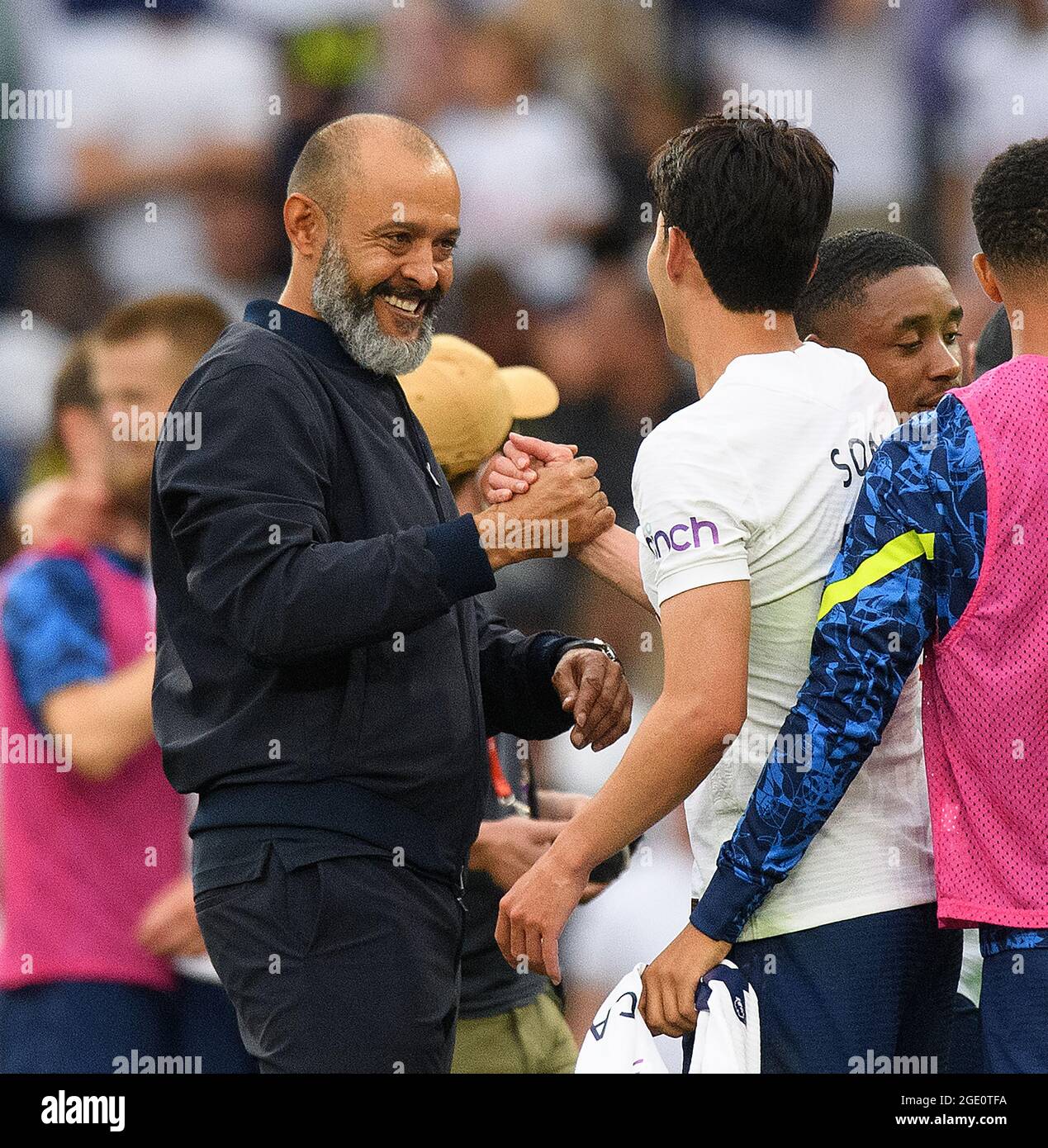 Stade Tottenham Hotspur, Londres, Royaume-Uni. 15 août 2021. Londres, Royaume-Uni. 15 août 2021. Le gérant de Tottenham Nunu Espirito Santo et son Heung min célèbrent la victoire lors du dernier coup de sifflet après le match de la Premier League au Tottenham Hotspur Stadium, Londres. Crédit : Mark pain/Alamy Live News Banque D'Images