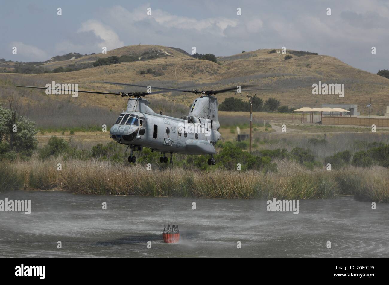 Le corps des Marines des États-Unis CH-46 se dévole tout en remplissant Bambi Bucket à bord du MCB Camp Pendleton, Californie Banque D'Images