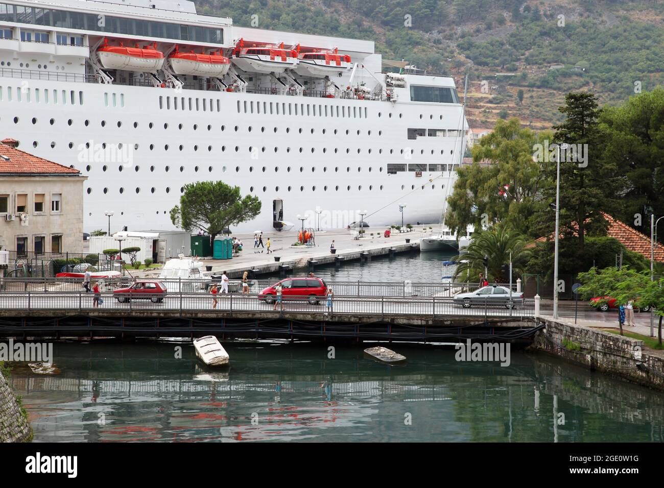 Bateau de croisière au port de Kotor, dans la mer Adriatique, à Kotor, au Monténégro. Kotor fait partie du site du patrimoine mondial de l'UNESCO. Banque D'Images