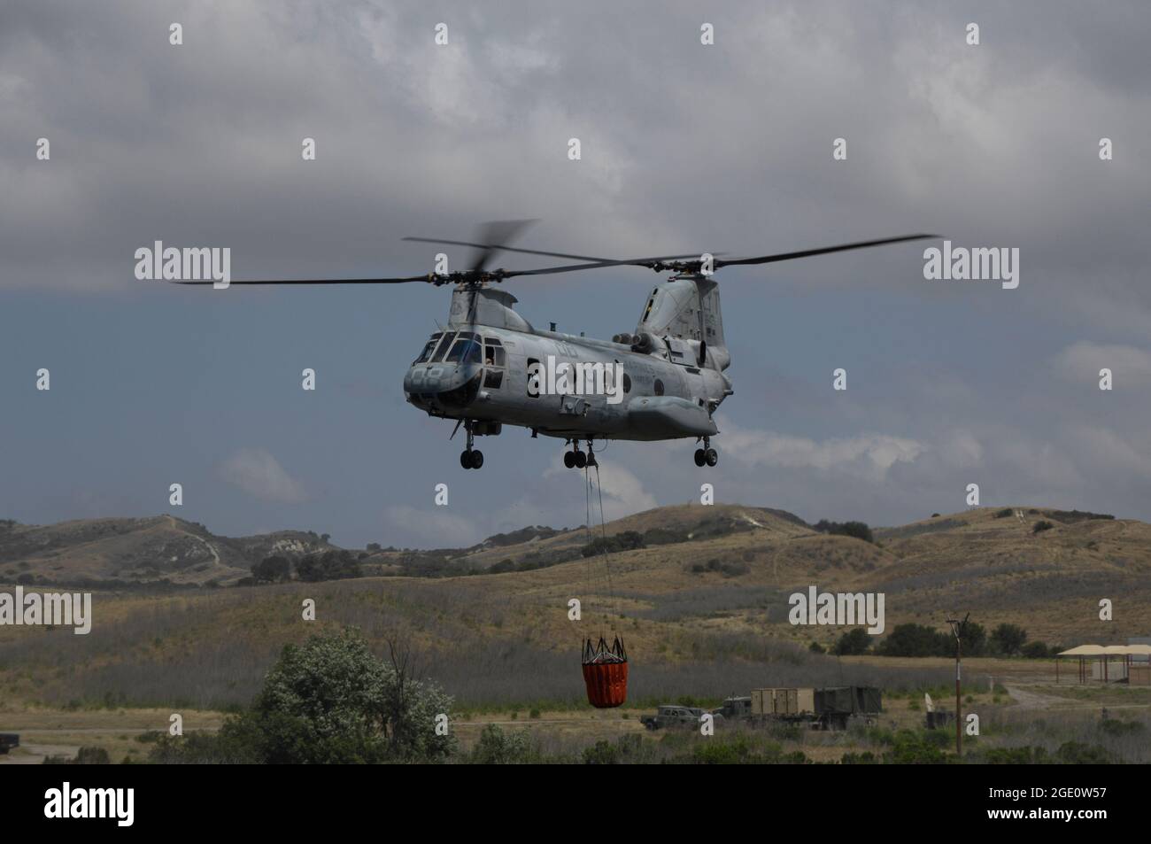 Le corps des Marines des États-Unis CH-46 s'approche du lac pour remplir Bambi Bucket à bord du MCB Camp Pendleton, Californie Banque D'Images