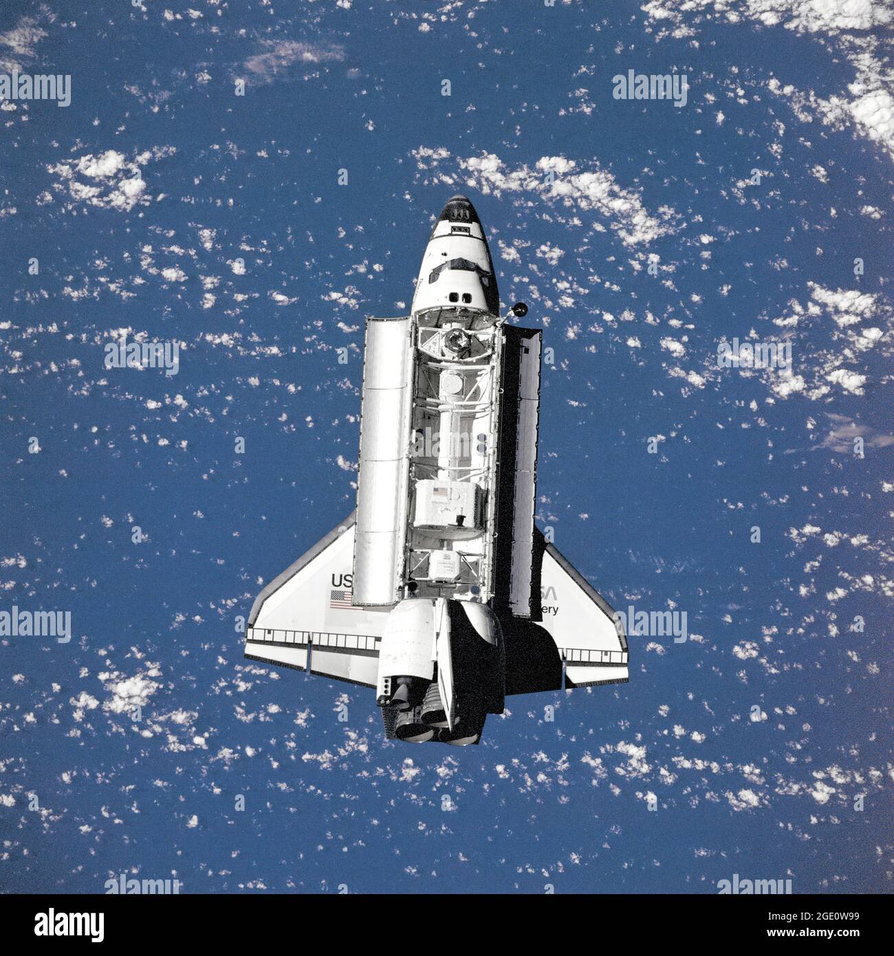 Rendezvous et approche de l'Orbiter Discovery à la station spatiale russe Mir. Le module Spacehab et la charge utile du spectromètre magnétique Alpha (AMS) sont visibles dans la baie de charge utile. Banque D'Images