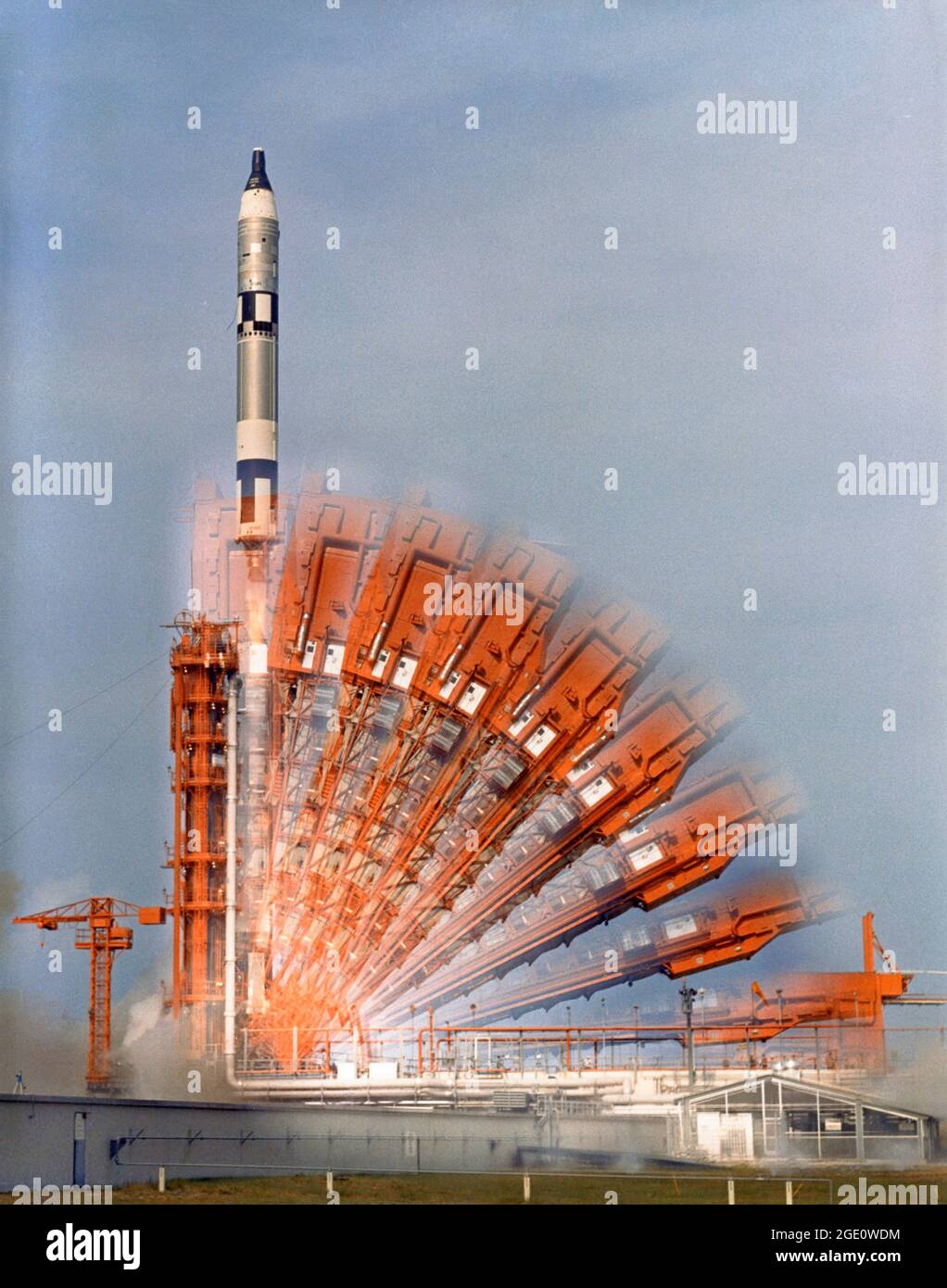 Gemini 10 Time Lapse Description UNE photographie en temps d'exposition montre la configuration de Pad 19 jusqu'au lancement de Gemini 10. John W. Young et Michael Collins sont à bord du vaisseau spatial. Les deux astronautes passeraient près de trois jours à s'amarrer avec le véhicule cible d'Agena et à effectuer un certain nombre d'expériences. Banque D'Images
