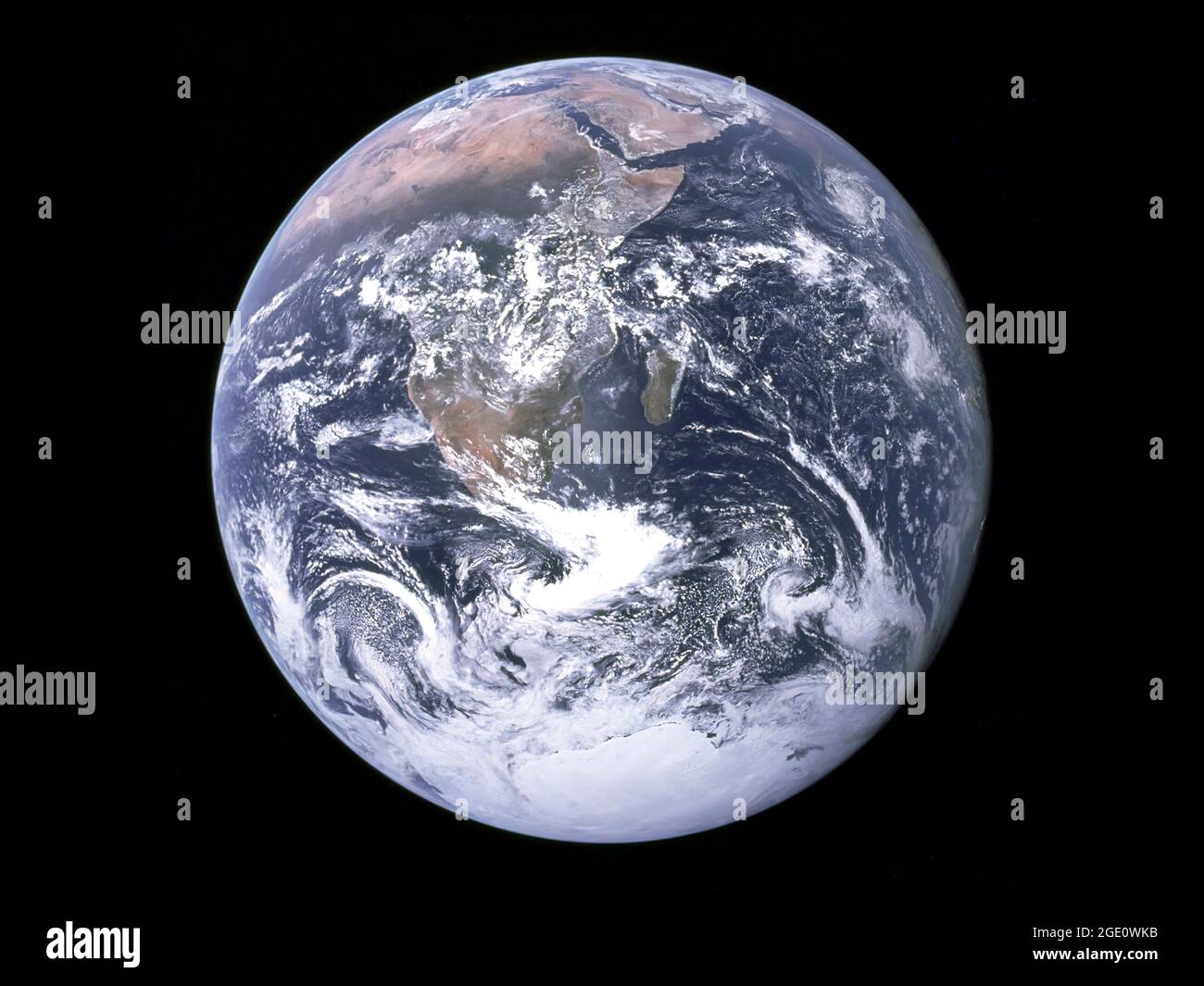 La vue en marbre bleu de la Terre telle que vue par l'équipage de l'Apollo 17 qui se déplace vers la lune. Cette photographie de la côte translunaire s'étend de la région de la mer Méditerranée à la calotte glaciaire polaire sud de l'Antarctique. C'est la première fois que la trajectoire d'Apollo permet de photographier la calotte glaciaire polaire sud. Notez la couverture nuageuse lourde dans l'hémisphère Sud. La quasi-totalité du littoral africain est clairement visible. La péninsule arabe est visible à la limite nord-est de l'Afrique. La grande île au large des côtes de l'Afrique est la République malgache. Banque D'Images