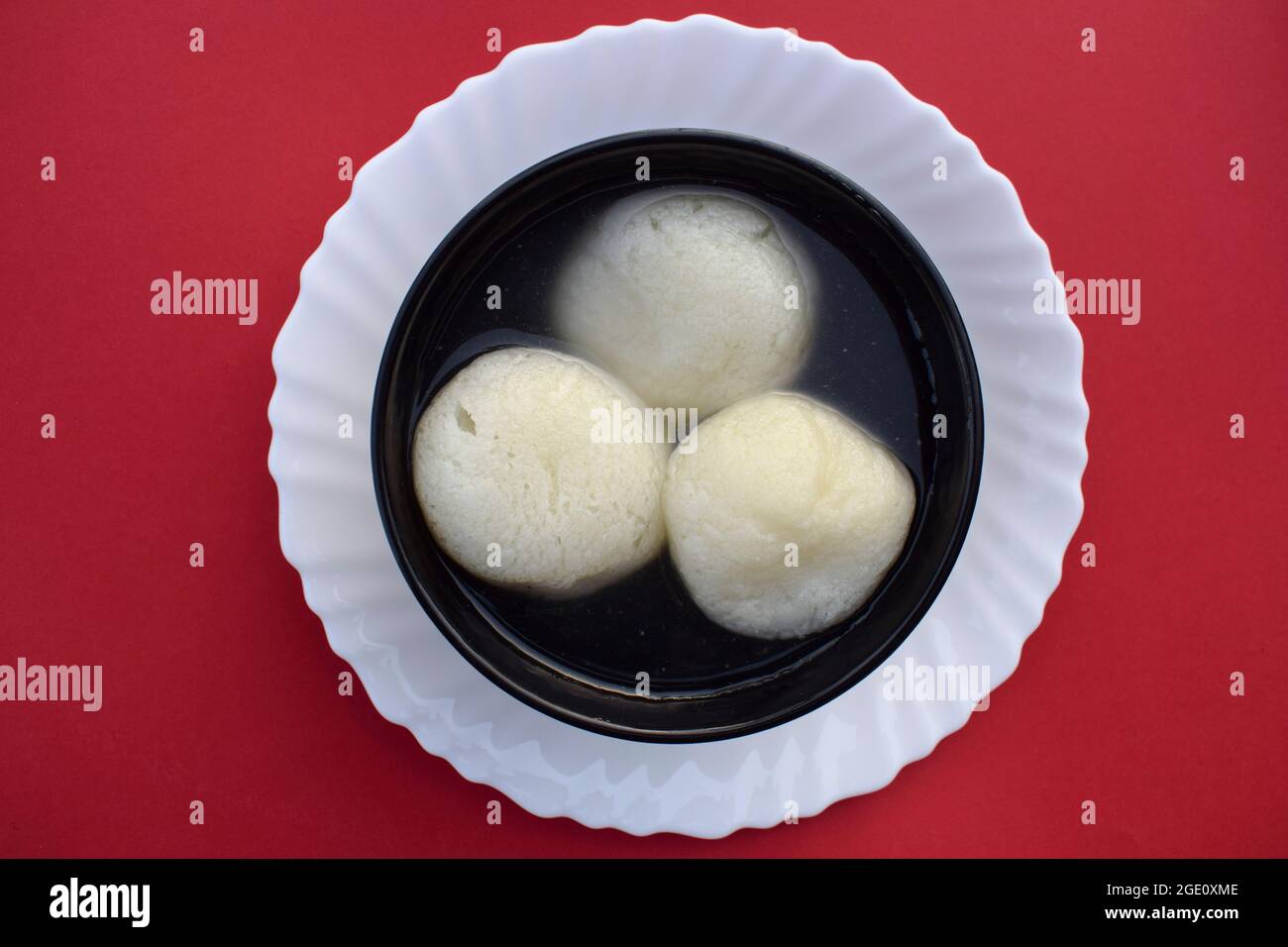 Plat traditionnel indien sucré grand format Rasgulla ou rosogula , bonbons bengali à dessert sirupeuse. Banque D'Images