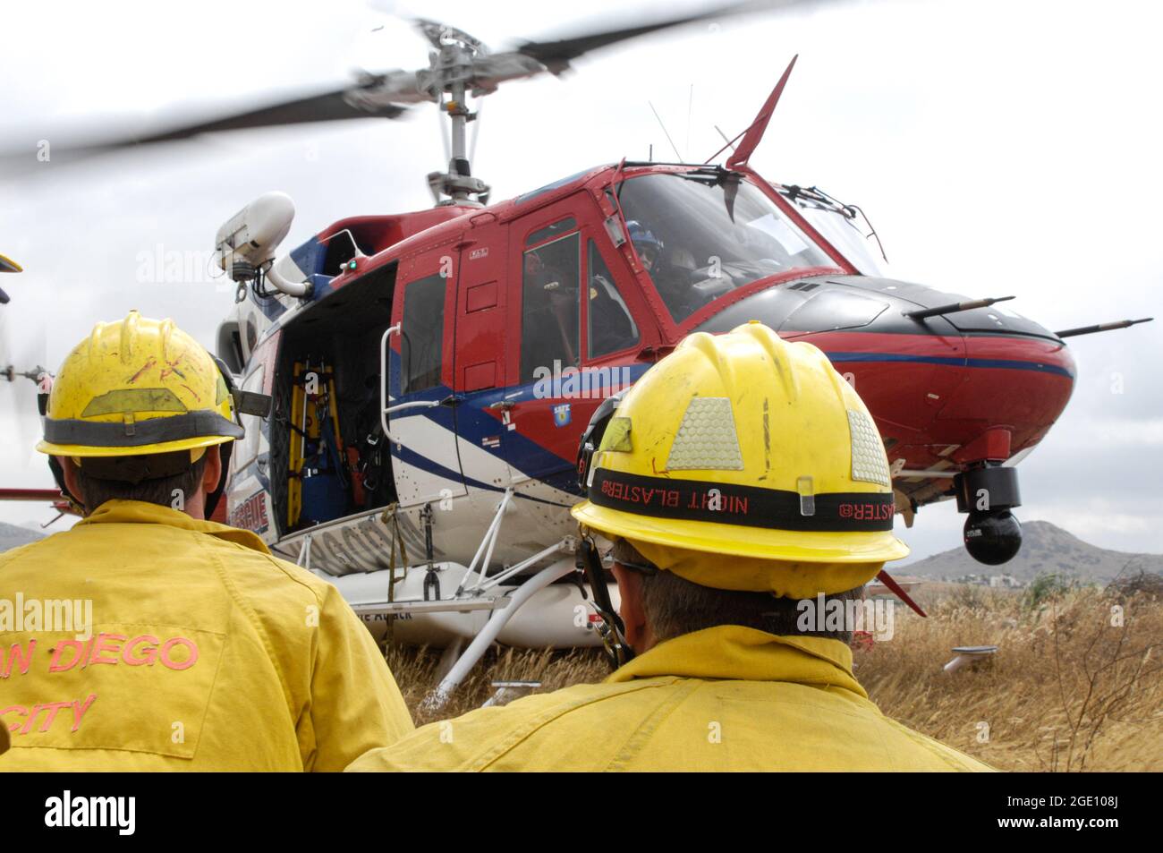 San Diego Fire-Rescue Copter 1 déchargement des pompiers des terres sauvages Banque D'Images