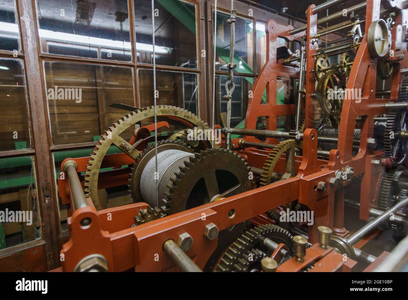 détail d'une corde en acier enroulée sur un ancien engrenage mécanique Banque D'Images