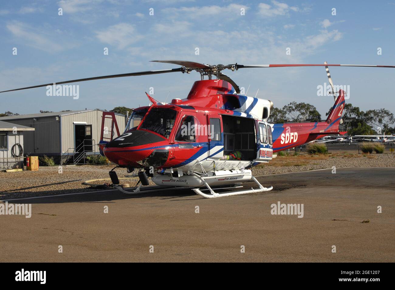 San Diego Fire-Rescue Copter 2 sur le tarmac à l'aéroport de Montgomery à San Diego, Californie. Banque D'Images