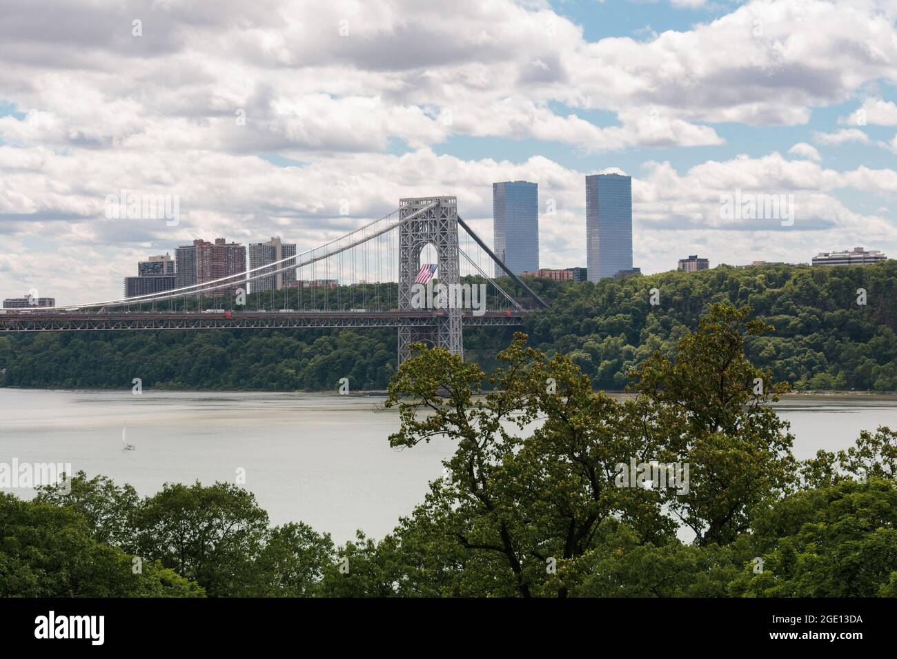 Un drapeau américain est suspendu de la tour de suspension latérale du New Jersey du pont George Washington, un pont suspendu à double pont reliant Manhattan Banque D'Images