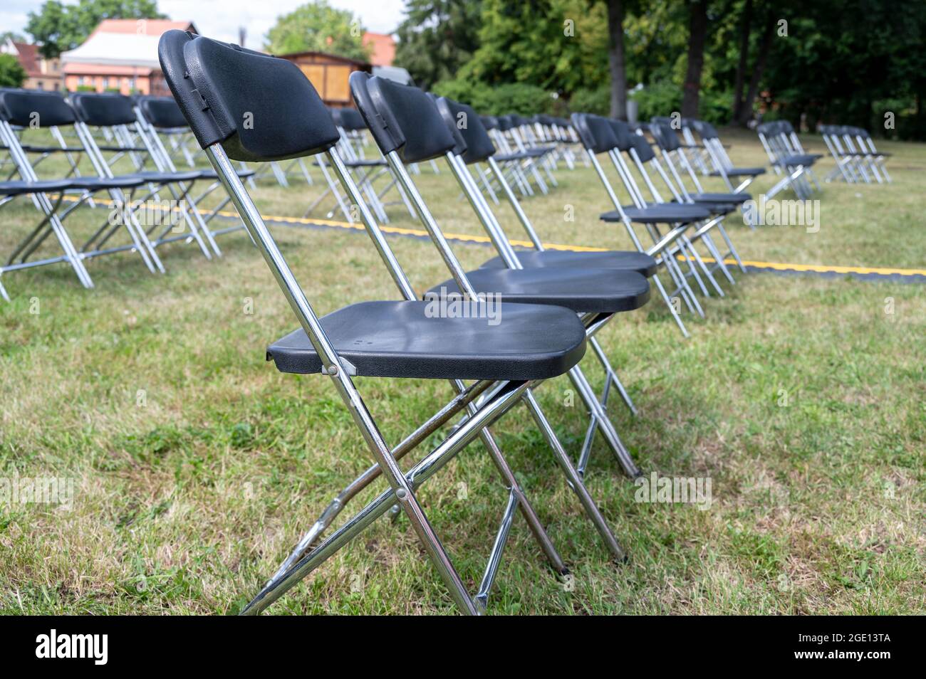 Rangées de chaises en plein air avec un large espace pour protéger le  public contre l'infection par le covid-19, une concentration sélectionnée,  une profondeur de champ étroite Photo Stock - Alamy