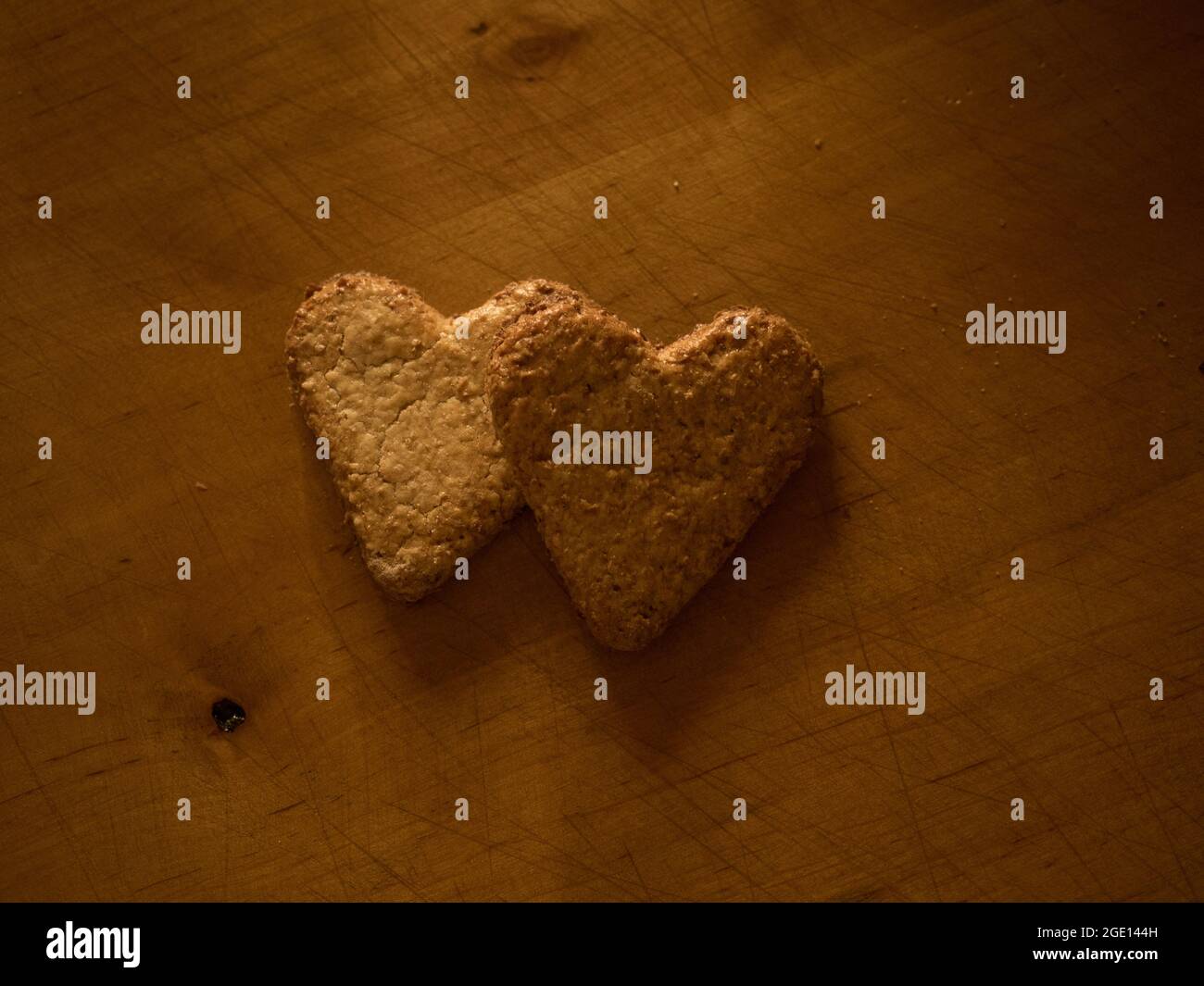 deux biscuits en forme de coeur ensemble pour célébrer la saint-valentin Banque D'Images