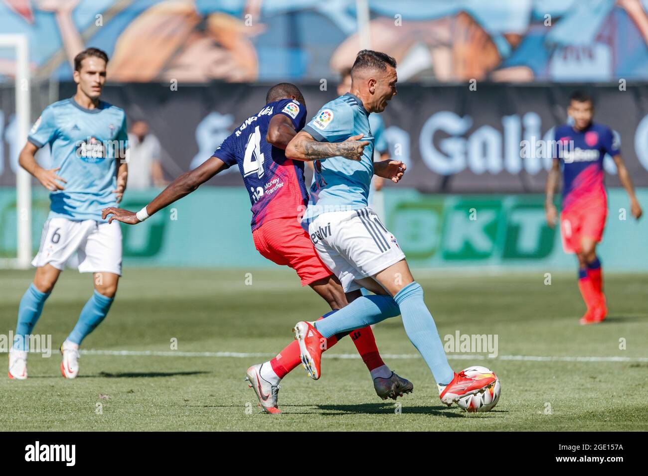 Iago Aspas de Celta de Vigo en action avec Geoffrey Kondogbia de l'Atletico de Madrid pendant le match de la Liga Santander entre Celta de Vigo et Atletico de Madrid au stade Abanca-Balaidos à Séville, Espagne. Banque D'Images