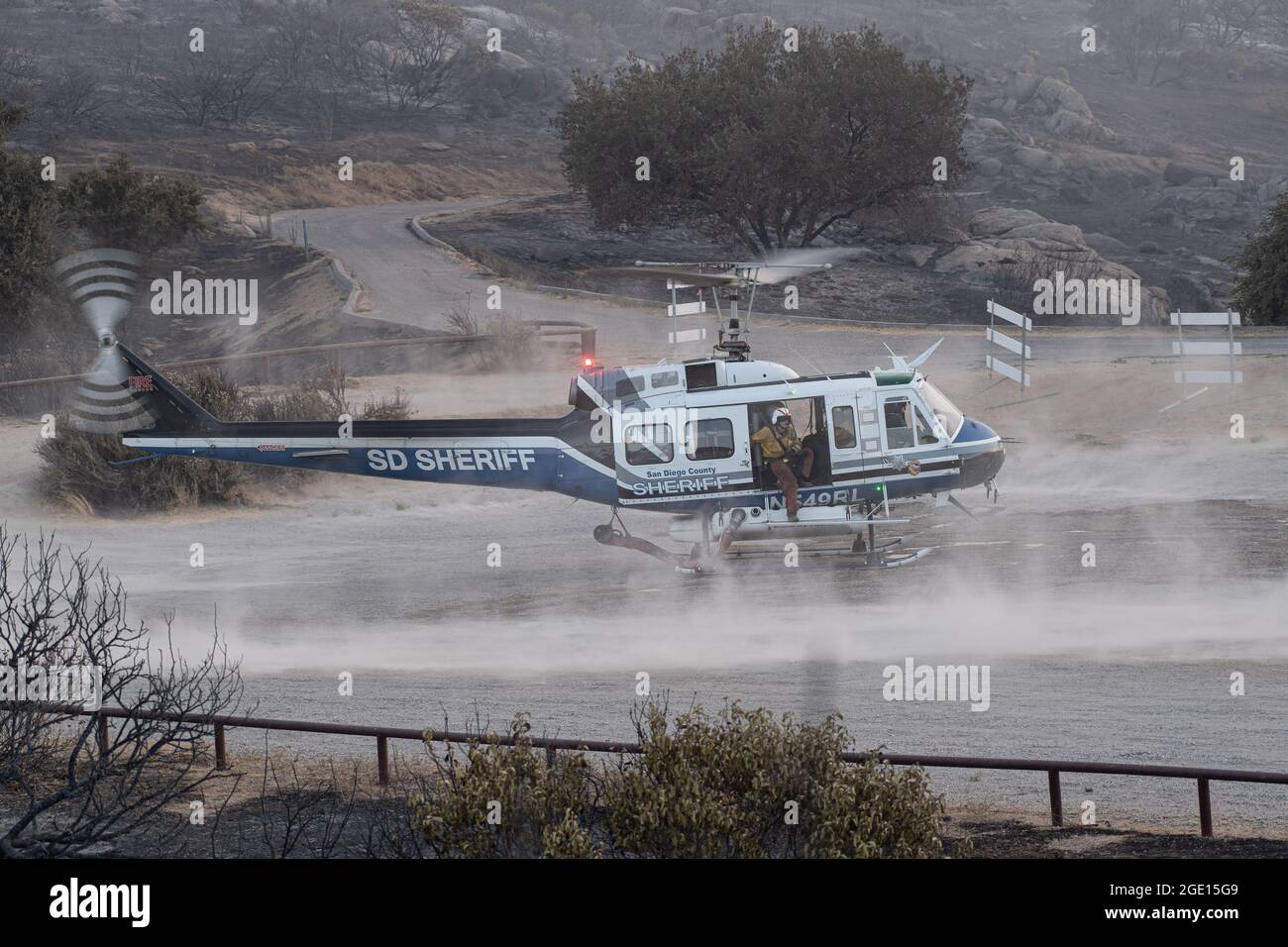 San Diego Sheriffs Office Copter 11 atterrissage à LZ pendant le feu de vallée Banque D'Images
