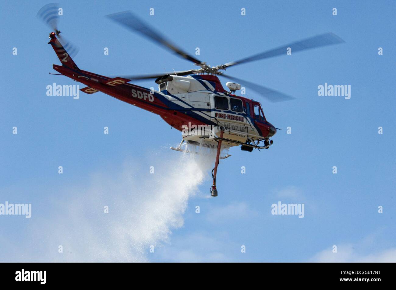 San Diego Fire-Rescue Copter 2 termine une goutte d'eau Banque D'Images