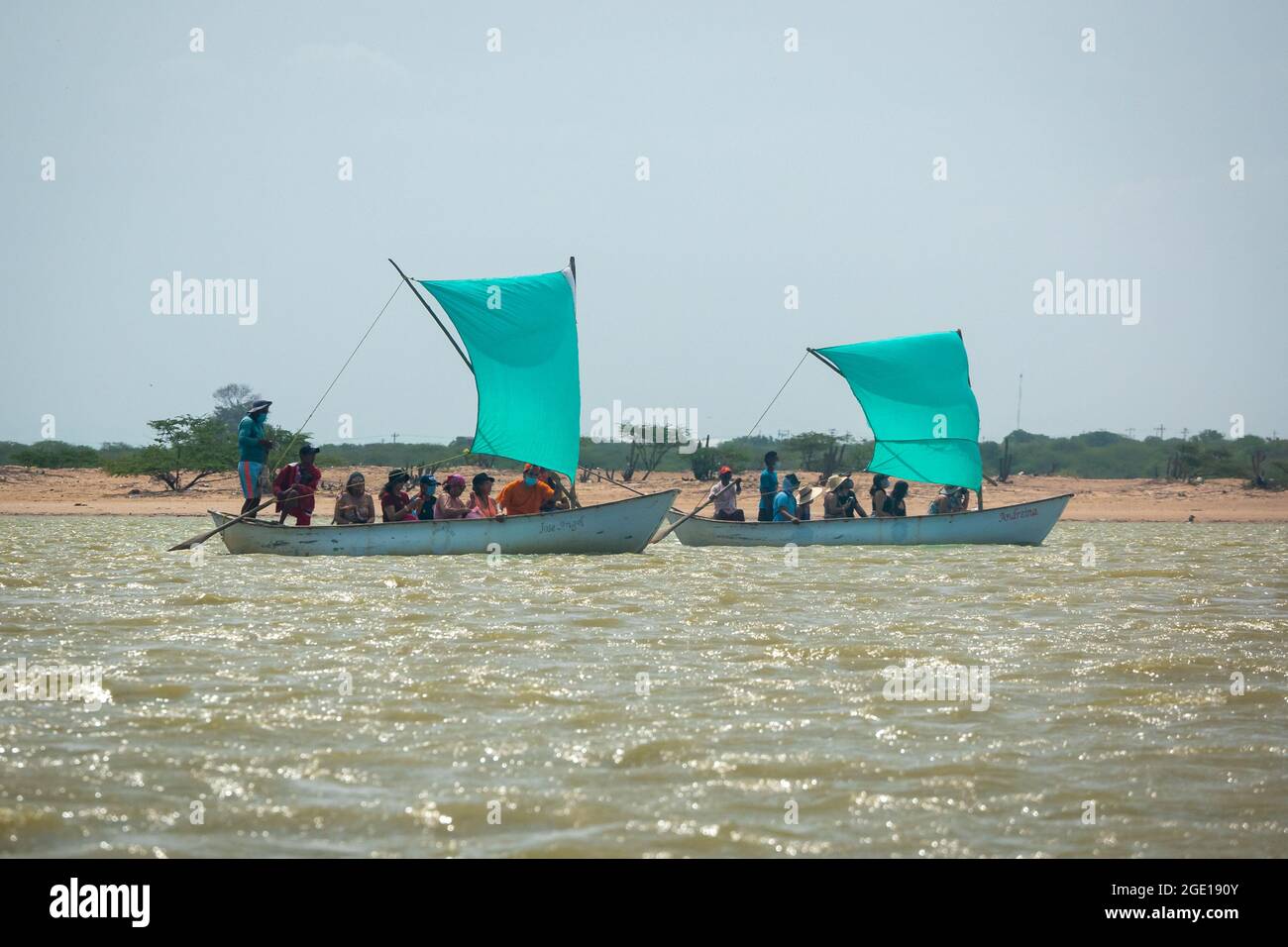 Riohacha, la Guajira, Colombie - Mai 30 2021: Beaucoup de touristes prenant des promenades en bateau pour l'observation des oiseaux Banque D'Images