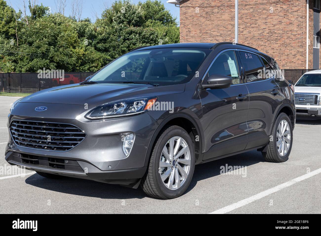 Kokomo - Circa août 2021 : exposition Ford Escape dans un concessionnaire. Ford vend des véhicules utilitaires sport traditionnels à essence, électriques et hybrides. Banque D'Images