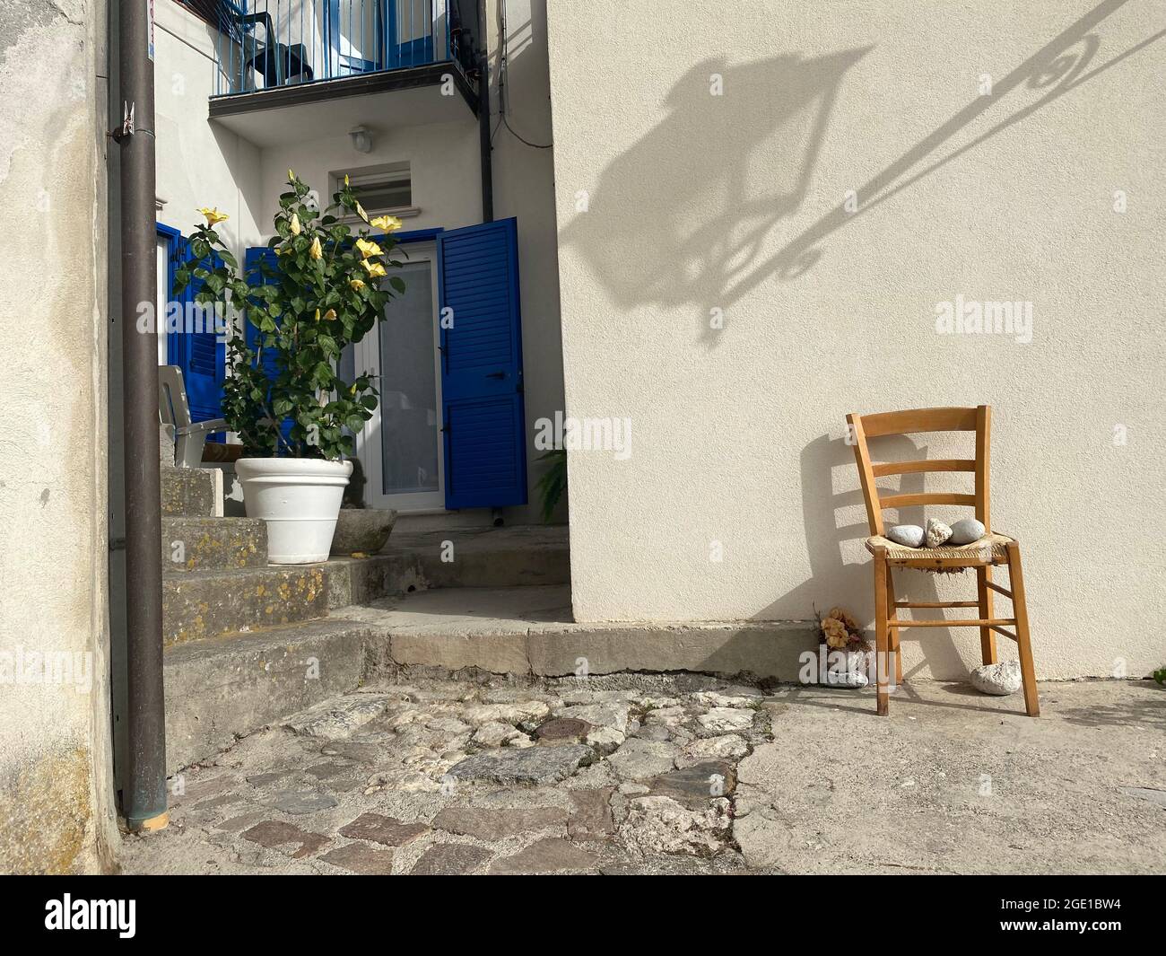 Vue romantique avec chaise dans un village du sud de l'Italie en été Banque D'Images