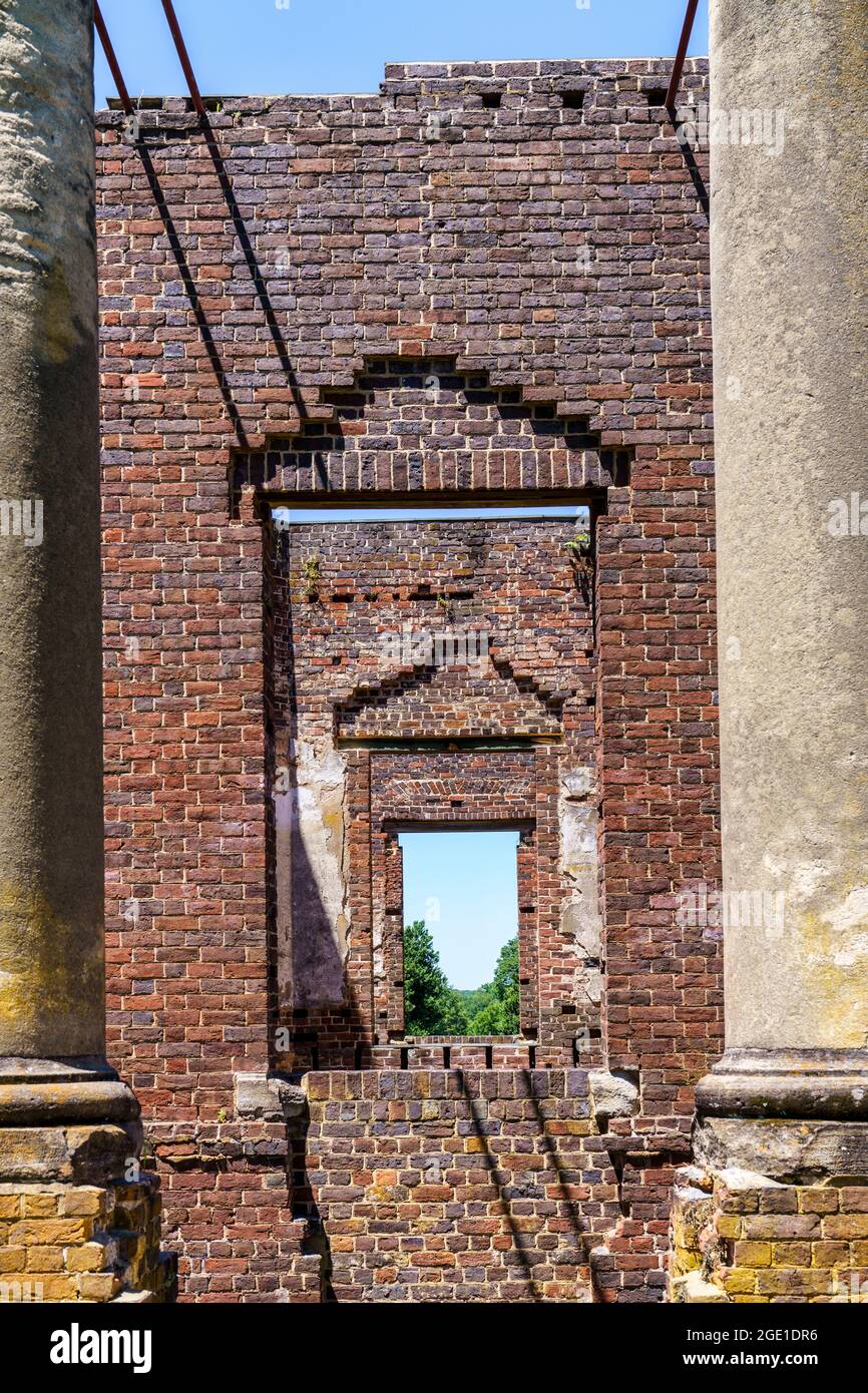 Vue à travers les colonnes et les fenêtres du manoir de plantation des ruines de Barboursville conçu par Thomas Jefferson aux vignobles de Barboursville à Virg Banque D'Images