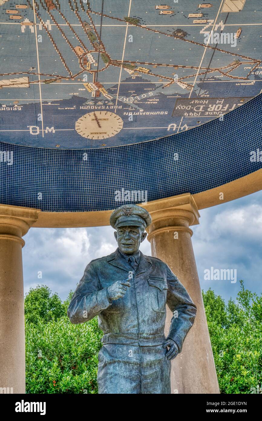 La sculpture du commandant suprême en hommage au général Dwight D. Eisenhower dans le jardin principal Richard S. Reynolds au Monument commémoratif national du jour J à Bedford, Banque D'Images