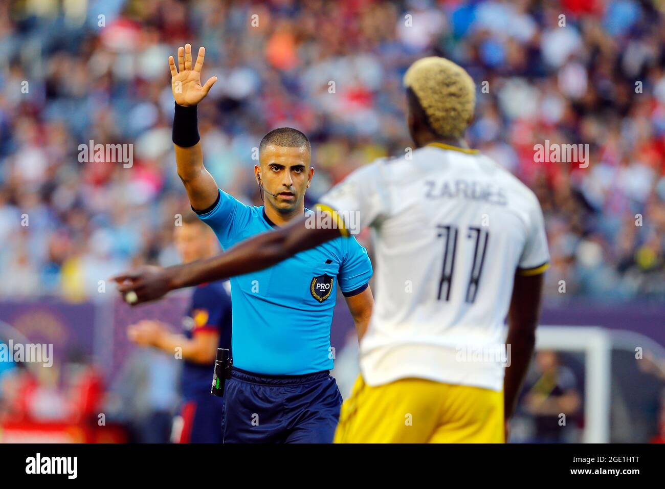 Chicago, États-Unis, 15 août 2021. Nima Saghafi, arbitre de la Major League Soccer (MLS), est interrogé au sujet d'un appel de Gyasi Zardes (11) de l'équipage de Columbus alors que l'équipage a fait face au Chicago Fire FC à Soldier Field à Chicago, il, États-Unis. Chicago a gagné 1-0. Credit: Tony Gadomski / toutes les images de sport / Alamy Live News Banque D'Images