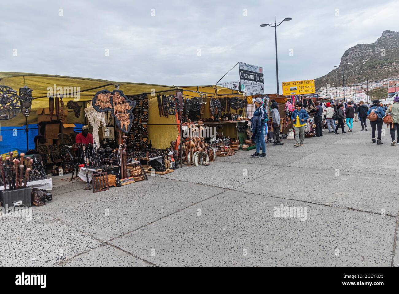 Des stands de fortune se trouvent sur la promenade du bord de mer à Hout Bay, à côté de la ville du Cap, en Afrique du Sud. Banque D'Images