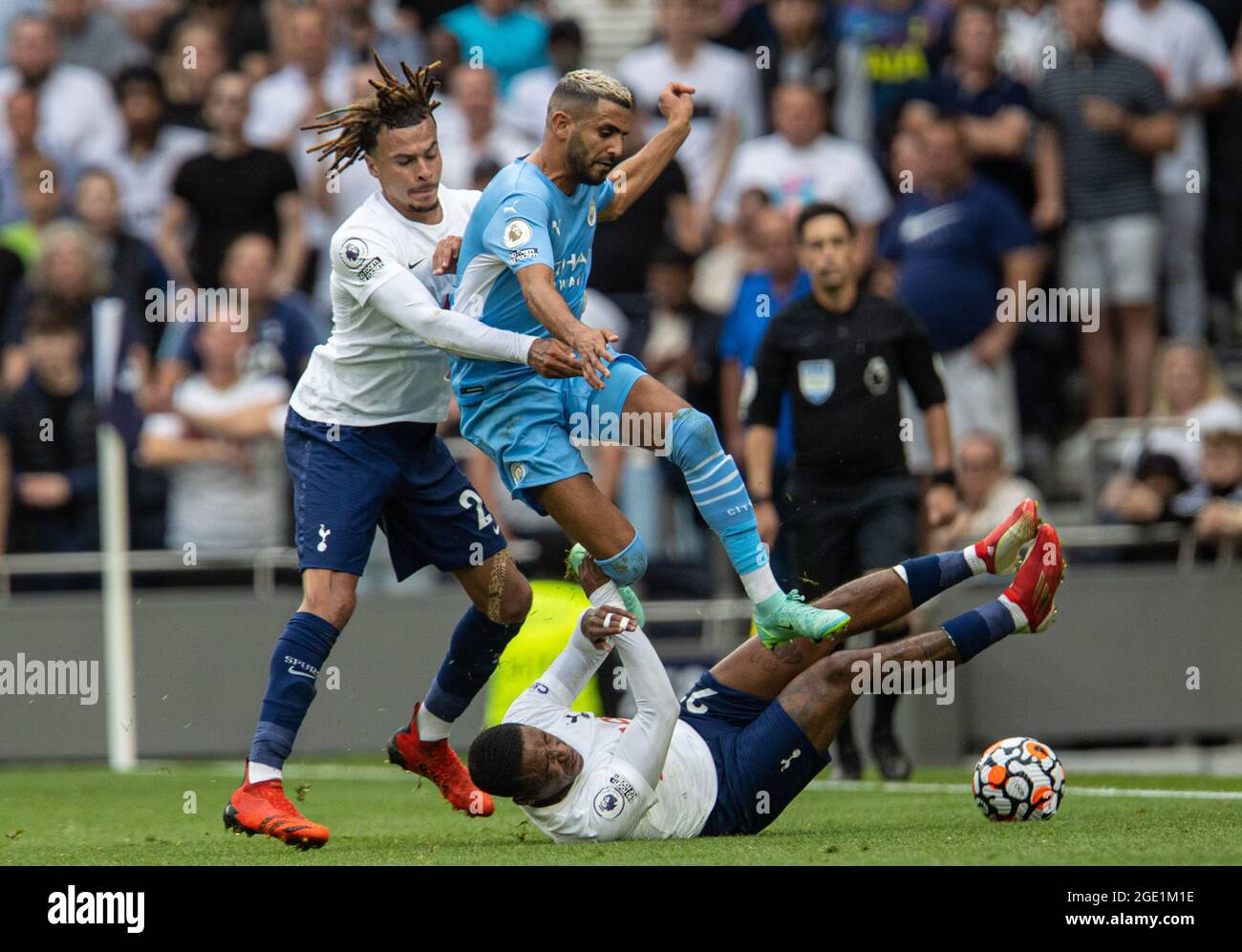 Londres, Royaume-Uni. 15 août 2021. Tottenham Hotspurl's DELE Alli (L) et Steven Bergwijn (ci-dessous) défient Riyad Mahrez de Manchester City lors du match de la première ligue anglaise entre Tottenham Hotspur et Manchester City au stade Tottenham Hotspur de Londres, en Grande-Bretagne, le 15 août 2021. Credit: STR/Xinhua/Alay Live News Banque D'Images