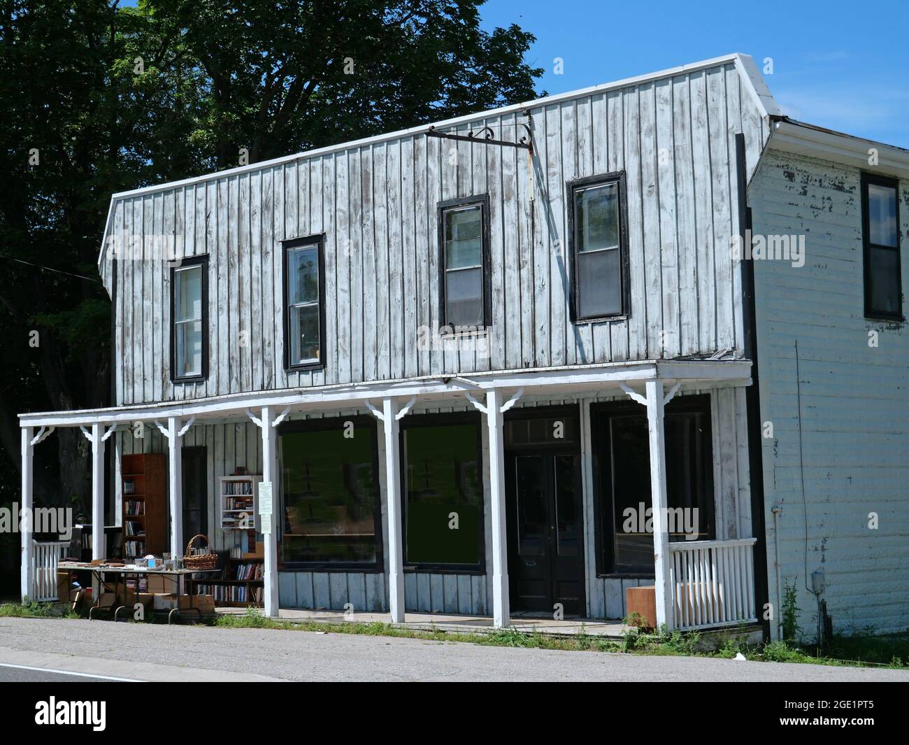 Ancienne façade de petite ville de bâtiment de magasin de clapboard avec grand porche avant Banque D'Images