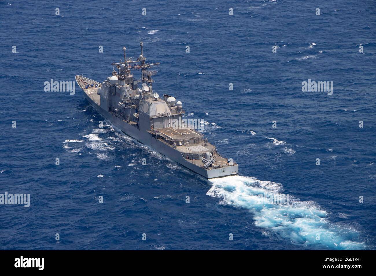 210814-N-WQ732-3362 MER ROUGE (le 14 août 2021) – le croiseur à missiles guidés USS Monterey (CG 61) transite la Mer Rouge, août 14. Monterey est déployée dans la zone d'opérations de la 5e flotte des États-Unis à l'appui des opérations navales afin d'assurer la stabilité et la sécurité maritimes dans la région centrale, reliant la Méditerranée et le Pacifique à travers l'ouest de l'océan Indien et trois points d'étranglement stratégiques. (É.-U. Photo de la marine par le Matelot de 1re classe Chelsea Palmer) Banque D'Images