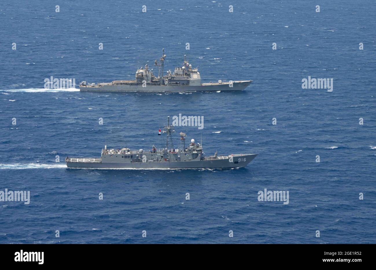 210814-N-WQ732-3258 MER ROUGE (le 14 août 2021) – le croiseur à missiles guidés USS Monterey (CG 61), retour, transite la Mer Rouge, août 14. Monterey est déployée dans la zone d'opérations de la 5e flotte des États-Unis à l'appui des opérations navales afin d'assurer la stabilité et la sécurité maritimes dans la région centrale, reliant la Méditerranée et le Pacifique à travers l'ouest de l'océan Indien et trois points d'étranglement stratégiques. (É.-U. Photo de la marine par le Matelot de 1re classe Chelsea Palmer) Banque D'Images