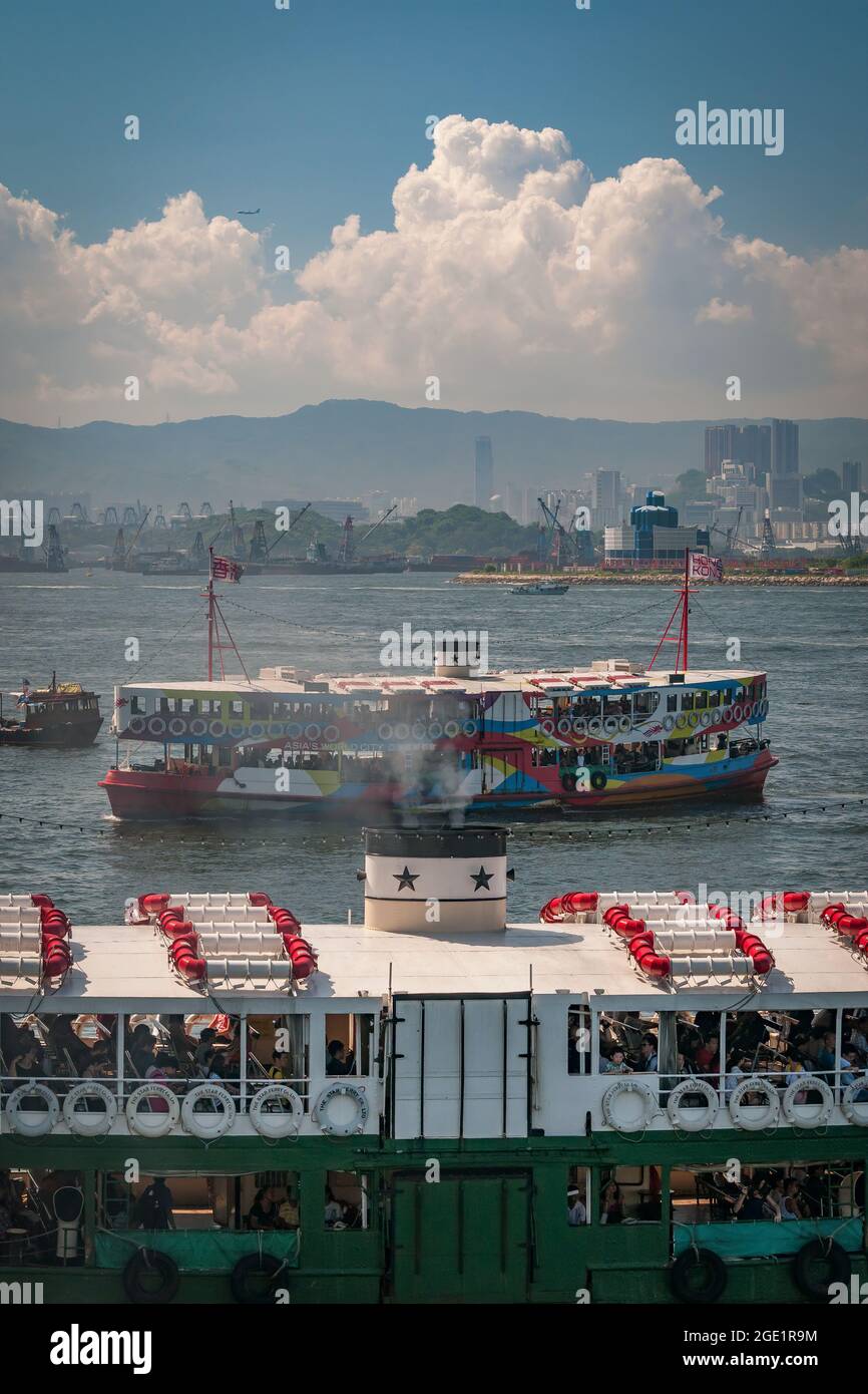 Les « étoiles de la mer » et « étoiles de la nuit », de la flotte de Star Ferry, passent les uns les autres en traversant le port de Victoria, à Hong Kong Banque D'Images