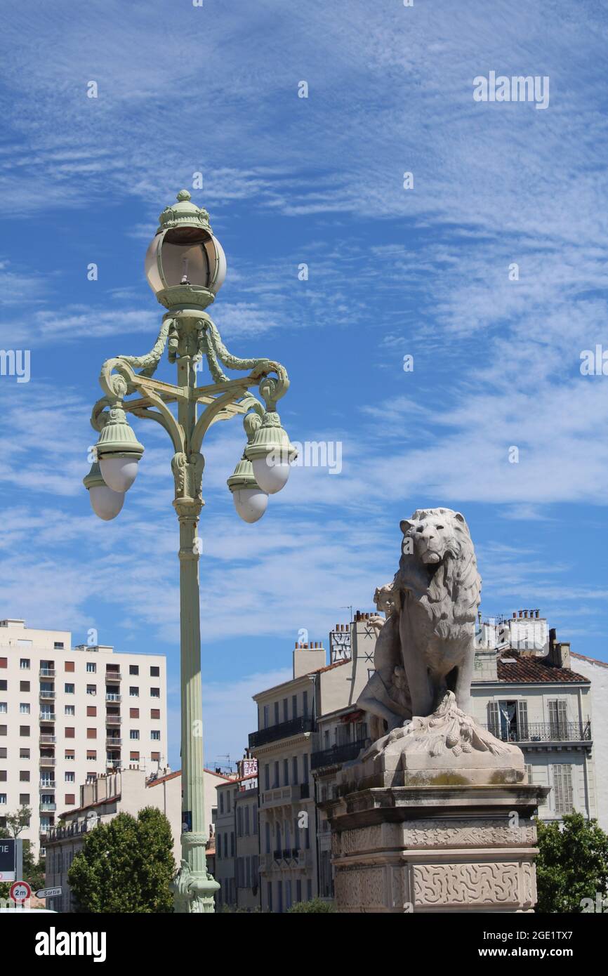 Rue lampe avec statue de lion, gare Saint Charles, Marseille, France Banque D'Images