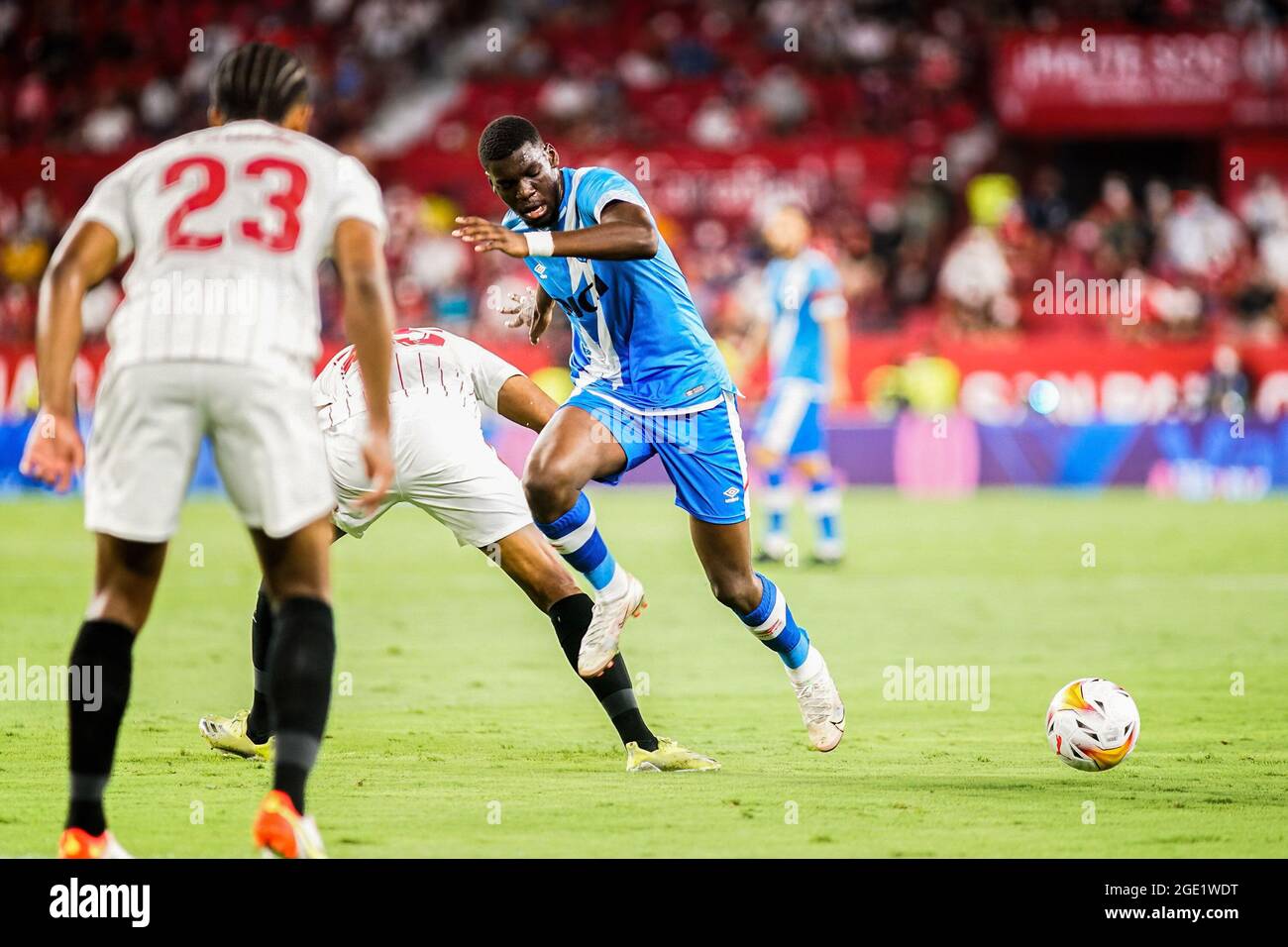 Séville, Espagne. 15 août 2021. Randy Nteka en action pendant le match de la Liga Santander 2021/2022 Sevilla FC contre Rayo Vallecano au stade Ramon Sanchez Pizjuan. (Score final: Sevilla FC 3:0 Rayo Vallecano) crédit: SOPA Images Limited/Alamy Live News Banque D'Images