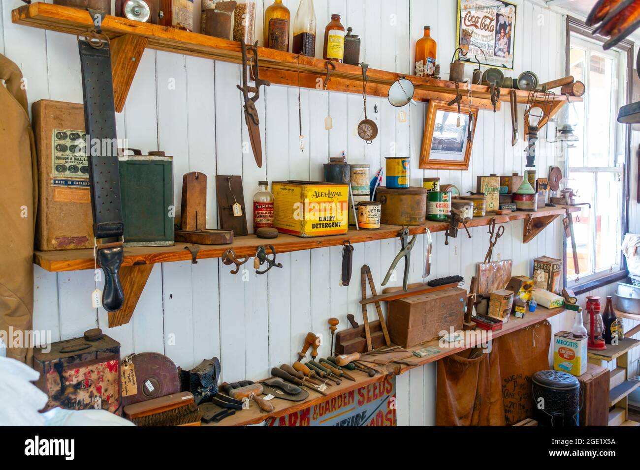 Collection de vieux moules, bouteilles et outils au Caboolture Historical Village Queensland Australie. Banque D'Images