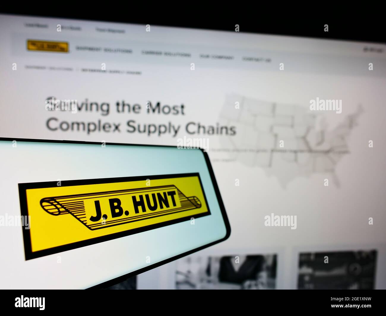 Téléphone mobile avec logo de la société logistique J.B. Hunt transport Services Inc. À l'écran devant le site Web. Mise au point au centre-gauche de l'écran du téléphone. Banque D'Images