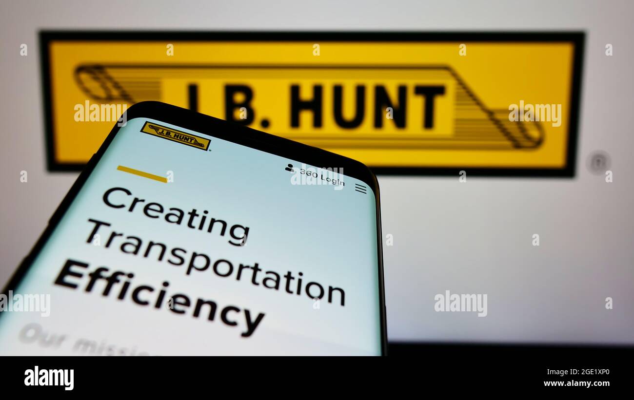 Smartphone avec le site Web de la société logistique J.B. Hunt transport Services Inc. À l'écran devant le logo. Faites la mise au point dans le coin supérieur gauche de l'écran du téléphone. Banque D'Images